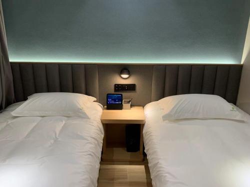 Postel nebo postele na pokoji v ubytování Meego Smart Select Hotel