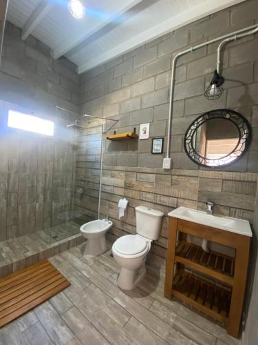 ein Bad mit einem WC, einem Waschbecken und einer Dusche in der Unterkunft La Cambicha in Uribelarrea