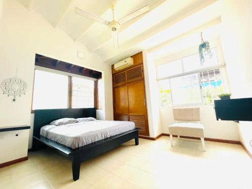 a bedroom with a bed and a ceiling fan at Casa de playa en Bello Horizonte a una cuadra del mar in Santa Marta
