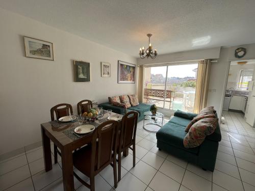 un salon avec une table et un canapé dans l'établissement Appartement T3 centre Arcachon avec terrasse, parking et ménage inclus - FR-1-374-206, à Arcachon