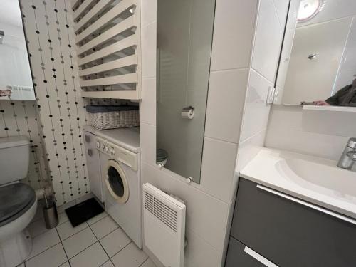 W łazience znajduje się pralka i umywalka. w obiekcie Appartement T3 centre Arcachon avec terrasse, parking et ménage inclus - FR-1-374-206 w Arcachon