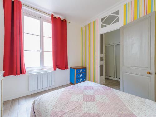 Schlafzimmer mit einem Bett, roten Vorhängen und einem Fenster in der Unterkunft Appartement La Rochelle, 2 pièces, 2 personnes - FR-1-535-44 in La Rochelle