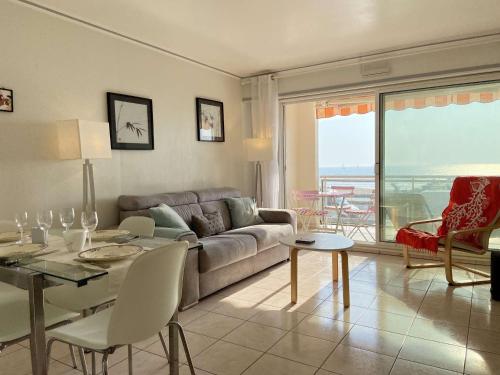 un salon avec un canapé et une table dans l'établissement Appartement T2 traversant face à la mer avec terrasse et garage à Pornichet, proche Casino - FR-1-245-180, à Pornichet