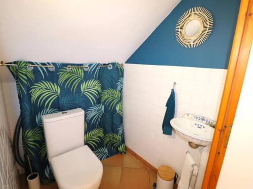 ein Bad mit einem WC und einem Waschbecken in der Unterkunft Villa Le Grau-du-Roi, 5 pièces, 8 personnes - FR-1-307-226 in Le Grau-du-Roi
