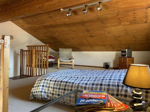 a bedroom with a bed and a table with a lamp at Appartement T3 Mezzanine 6 Couchages à 300m de la plage, Parking Privé - FR-1-225C-118 in Banyuls-sur-Mer