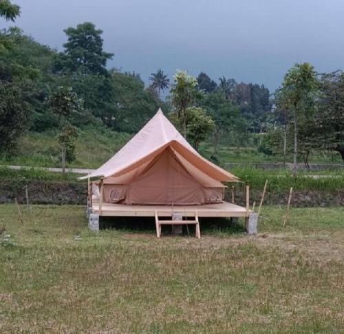 ein Zelt in der Mitte eines Feldes in der Unterkunft Puncak Camp Hills in Bogor