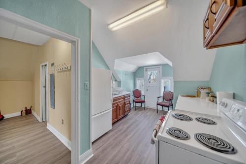 Una cocina o kitchenette en Marmora and Lake Inn and Victorian Diner