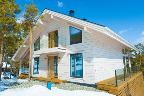 Une petite maison blanche dans la neige dans l'établissement Park Hotel Kokshetau, à Chtchoutchinsk