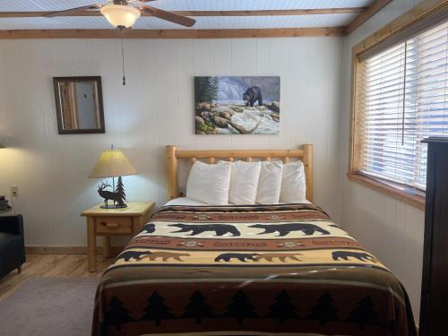 a bedroom with a bed in a room at Red River Condo #4 in Red River