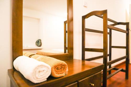 a bedroom with a bunk bed with towels and a mirror at Bambara Ella Agro Resort & Camping in Haputale