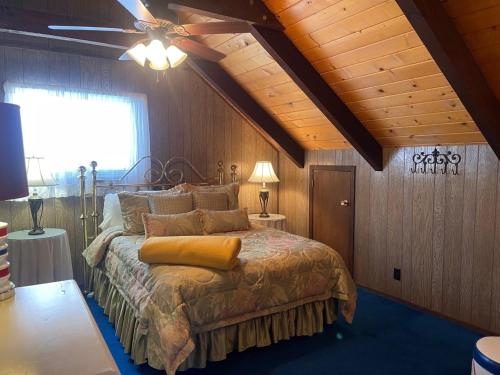 una camera da letto con un letto e un ventilatore a soffitto di Casa De Las Montanas a Red River