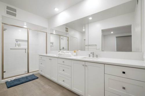 Spacious 3BD Suite Incl. parking – Photos 2