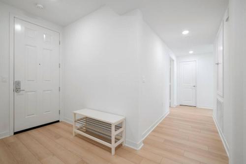 Spacious 3BD Suite Incl. parking – Photos 3