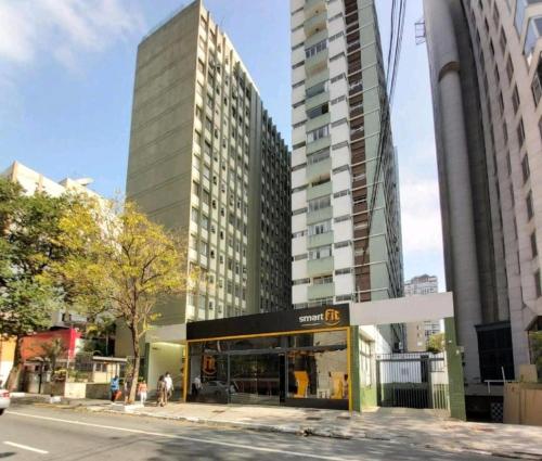 um edifício numa rua da cidade com edifícios altos em Apartamento Alameda Santos - By Capsula Hotel em São Paulo