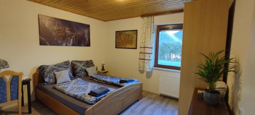 sala de estar con sofá y ventana en Pinball apartment, en Feldkirchen in Kärnten