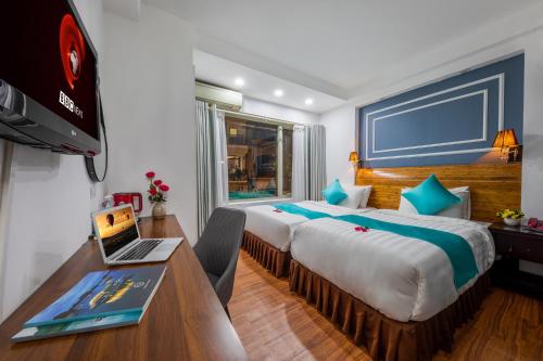 TV a/nebo společenská místnost v ubytování Hanoi Sisters Boutique Hotel & Spa & Travel