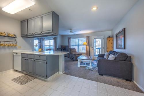 eine Küche und ein Wohnzimmer mit einem Sofa und einem Tisch in der Unterkunft Alleys 22 with Direct Deck Access in Hood River