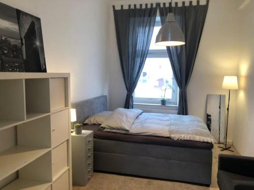 niewielka sypialnia z łóżkiem i oknem w obiekcie studio g -Central sunny apartment for 6 guests with terrace w mieście Düsseldorf