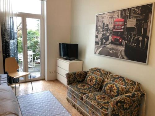 salon z kanapą i telewizorem w obiekcie studio g -Central sunny apartment for 6 guests with terrace w mieście Düsseldorf