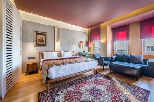 Habitación de hotel con cama y sofá en Ansen Hotel and Suites, en Estambul