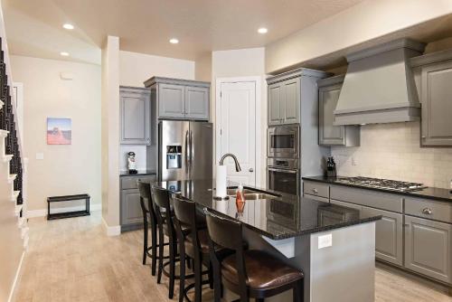 Η κουζίνα ή μικρή κουζίνα στο Good Day Sunshine townhouse