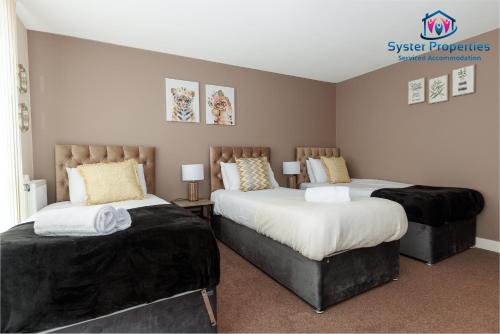 een slaapkamer met twee bedden met zwarte dekens bij Quiet & Comfortable Leicester Stay, Glen View, Free Parking in Leicester