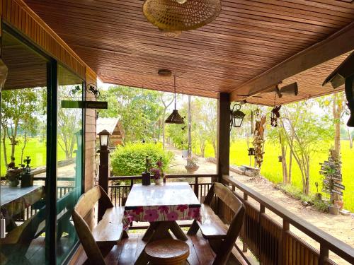 Κήπος έξω από το PunNa Homestay @ Bangsai