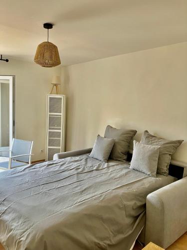 une chambre avec un grand lit avec des oreillers dans l'établissement La Vista, à Bastia