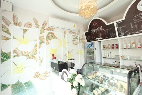 A kitchen or kitchenette at Ratchiangsaen Flora House