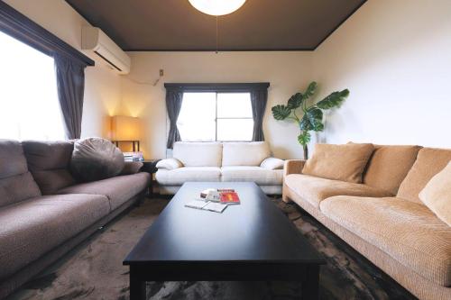 uma sala de estar com dois sofás e uma mesa de centro em Katori Resonal Sawara em Katori