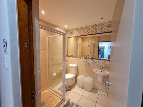 uma casa de banho com um WC, um chuveiro e um lavatório. em La Mer C em Margate