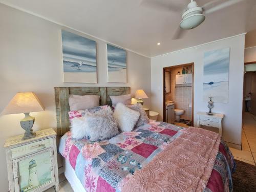 1 dormitorio con 1 cama con colcha colorida en La Mer C en Margate
