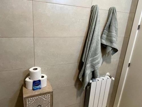uma casa de banho com uma toalha e alguns rolos de papel higiénico em Ático a estrenar Ribamontán-Mar em Hoznayo