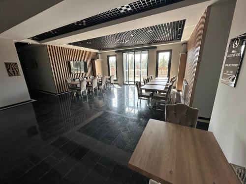 - une salle à manger avec des tables, des chaises et des fenêtres dans l'établissement Akel Guest House, à Tekirdağ