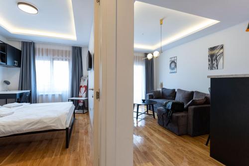una sala de estar con una cama y un sofá en President Apartman 6, en Vračar (historical)