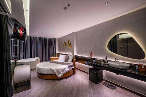 Cette chambre comprend un lit et un lavabo. dans l'établissement Bonita Signature The View, à Hô-Chi-Minh-Ville