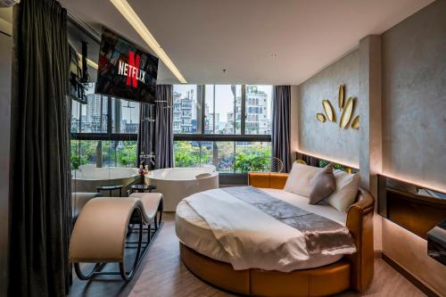 - une chambre avec un lit et une grande fenêtre dans l'établissement Bonita Signature The View, à Hô-Chi-Minh-Ville