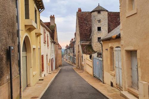 un callejón vacío en un viejo pueblo con edificios en LARBRENVILLE Gîtes citadins en centre-ville historique, en La Charité-sur-Loire