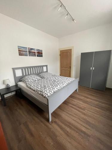 um quarto com uma cama e piso em madeira em Ferienwohnung Majas em Adenau