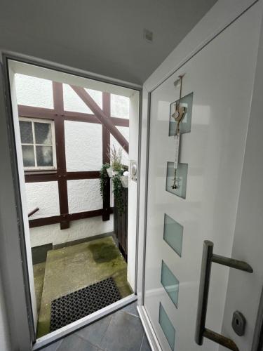 una puerta de cristal que conduce a una habitación con ventana en Ferienwohnung Majas, en Adenau