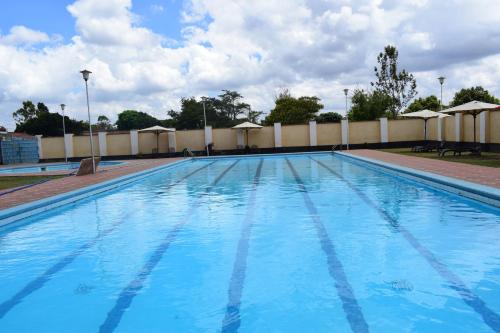 uma grande piscina com água azul em LaMeg Homestay em Nairobi