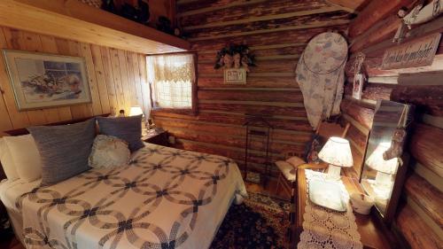 Postel nebo postele na pokoji v ubytování Cabin By The Creek With High Speed Wifi