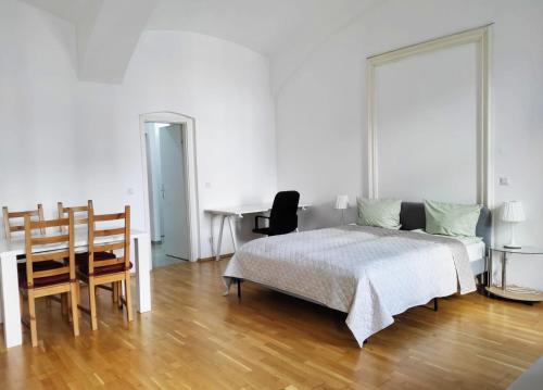 um quarto com uma cama, uma mesa e uma secretária em Lovely Modern Historical 1-Bedroom em Viena