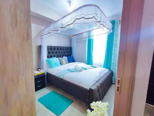 ein Schlafzimmer mit einem großen Bett mit Baldachin in der Unterkunft Luxe Happy Home 254 Furnished Apartments in Nairobi