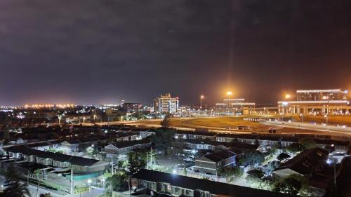 une ville de nuit avec des bâtiments et des lumières de rue dans l'établissement Luxe Happy Home 254 Furnished Apartments, à Nairobi