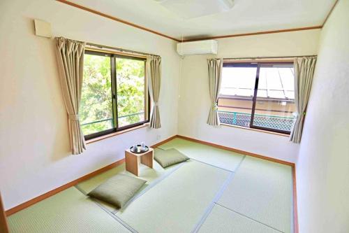 Sekishoato的住宿－雅 芦ノ湖 別荘 箱根 Miyabi Ashinoko villa hakone，客厅设有2扇窗户