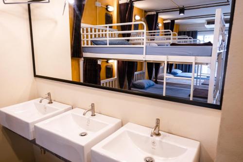 baño con 2 lavabos y litera en un espejo en Krabi Freedom Hostel and Bar, en Ao Nang Beach