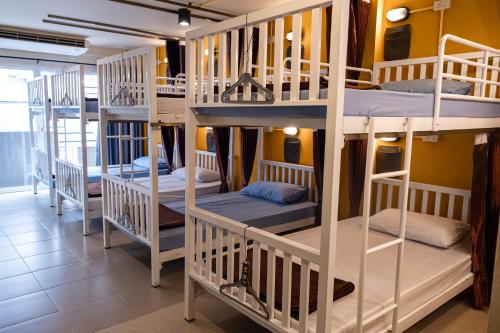 una stanza piena di letti a castello di Krabi Freedom Hostel and Bar ad Aonang Beach