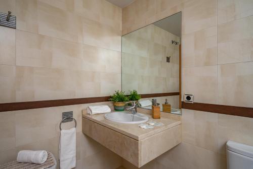 Kúpeľňa v ubytovaní Alamar apartment with pool in La Cala by Costarentals - Ref 97