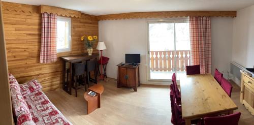 a living room with a table and a desk at Appartement 2 chambres - La Foux d'Allos, les Balcons du soleil - Vue magnifique in Allos